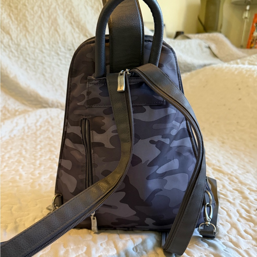 Bargain womens Camouflage Backpack - Picture 3 of 5